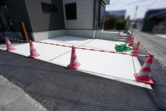 駐車スペースはゆとりある2台分を確保。マイカー用に、お客さま用に、余裕を持ってご利用いただけます。