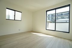 約7帖。主寝室としてお使いいただけそうなこちらのお部屋は、日当たりが良く、爽やかな風を感じて起きる朝は、快適生活の始まりに。