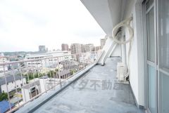 角部屋。広々バルコニー。日当たり良好でお洗濯物も気持ちよく干せそうです＾＾ テーブルとイスを置いてカフェタイムや日光浴、星を眺めたりも良いですね^^