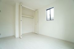 暖かい日差しが差し込む洋室。たっぷり収納できるクローゼット付きでお部屋の中をすっきりと快適に保てます。