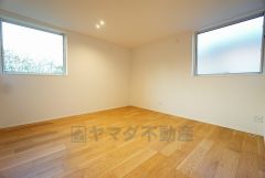 2面採光を確保した爽やかな風を感じて起きる朝は、快適生活の始まりに。家具を選ばないナチュラルなフローリングとシンプルなクロスです＾＾