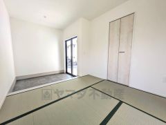 リビング隣には、ホッとできる和室を用意。客間としてはもちろん、お子様のお昼寝スペースや書斎としても活躍してくれそうです＾＾