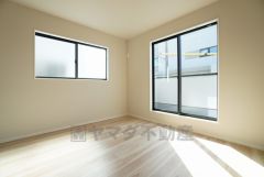 主寝室としてお使いいただけそうなこちらのお部屋は、日当たりが良く、爽やかな風を感じて起きる朝は、快適生活の始まりに＾＾