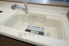 大きなお鍋も楽々洗える幅の広いシンクです＾＾洗剤やスポンジもすっきりできる収納付き。