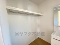 洗面室内にハンガーパイプと設置＾＾