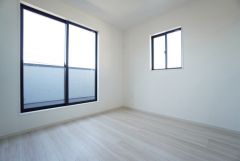 2面採光を確保した明るい室内は、風通しも良く、大変居心地の良い空間となっております。爽やかな風を感じて起きる朝は、快適生活の始まりに。
