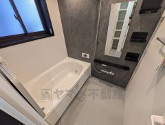 1日の疲れを癒すくつろぎのバスルーム。足を伸ばしてもゆったりと入れるサイズです。お子様と一緒にお風呂に入っても狭くないですね＾＾