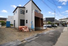 前面道路は北東側約4ｍの公道に面しています。 住人以外の車の進入も少なく、小さなお子様を持つご家庭にも安心です。 