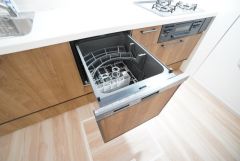 炊事時間を大幅に短縮できる食器洗浄乾燥機付き＾＾食器を洗う手間が減るので家族とのコミュニケーションの時間や自分の時間が増えますね。