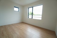 主寝室としてお使いいただけそうなこちらのお部屋は、日当たりが良く、爽やかな風を感じて起きる朝は、快適生活の始まりに。