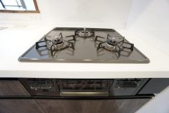 3種類の料理が同時に調理できる、3口ガスコンロ。忙しい夕食の支度時間が短縮できて嬉しいですね。