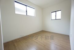 5帖。2面採光を確保した明るい室内は、風通しも良く、大変居心地の良い空間となっております。日当たりがよく、子供部屋としての利用もおすすめ。