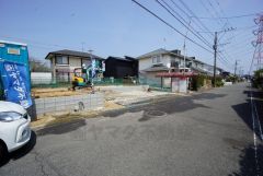 前面道路は南側約6.1ｍの公道に面しています。前面道路は南側約6.1ｍの公道に面しています。マックスバリュ筑紫駅前店(車2分/500ｍ)、サニー光が丘店(車5分/2.4ｋｍ)。