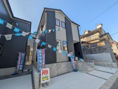 駐車スペースはゆとりある2台分を確保。マイカー用に、お客さま用に、余裕を持ってご利用いただけます。