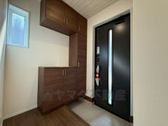 ご家族の靴をスッキリと片付けられるシューズボックス付きの玄関です＾＾スッキリと片付いた玄関は気持ちがいいです。