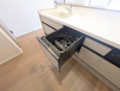 炊事時間を大幅に短縮できる食器洗浄乾燥機付き＾＾食器を洗う手間が減るので家族とのコミュニケーションの時間や自分の時間が増えますね。 