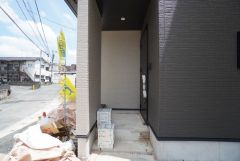 家の顔となる玄関扉がかっこいいと、たくさんの人を招き入れたくなりますね＾＾奥まって設置されており、雨にも濡れにくくなっています。