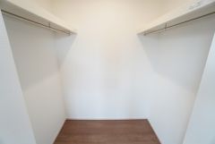 洋室にはハンガーパイプ付きのウォークインクローゼットが設けられています。たっぷり収納できるので衣替えの心配もいりませんね＾＾