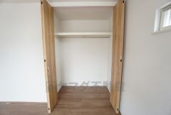 洋室にはハンガーパイプ付きのクローゼットが設けられています。たっぷり収納できるので衣替えの心配もいりませんね＾＾