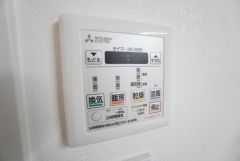 浴室暖房乾燥機には、暖房、乾燥、涼風、換気の4つの機能が付いています。タイマー付きです。換気・雨の日の洗濯も安心です＾＾