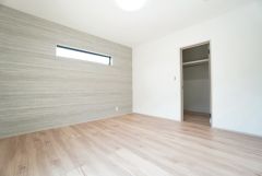 デザインクロスが2階洋室の雰囲気を上品に仕上げています。いつもと違う雰囲気のお部屋をお楽しみください。