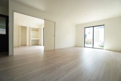 大きな窓のあるリビングは、陽光あふれる明るい空間です。居心地良く、ご家族皆がゆったり寛げる憩いの空間となりそうです。