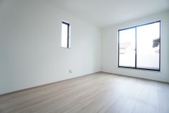 寛ぎの時間を紡ぎだす主寝室は、大型ベッドを置いても余裕の広さを確保しています。