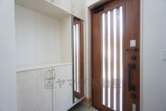 玄関扉にスリットのある明るい玄関です＾＾シューズボックスに土間収納と充実しています＾＾