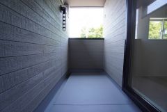 インナーバルコニーは、室内空間と外空間の中間のような雰囲気が特徴の一つです。 壁や屋根に守られながら、心地よい自然の光や風を感じることができ、ほどよく開放感のある空間がつくれます。