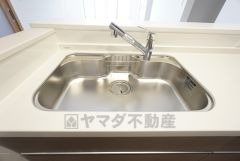 大きなお鍋も楽々洗える幅の広いシンクです＾＾ステンレスシンクなので簡単にお掃除できますよ。洗剤やスポンジもすっきりできる収納付き。