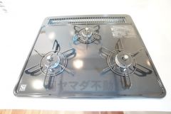 3種類の料理が同時に調理できる、3口ガスコンロ。忙しい夕食の支度時間が短縮できて効率よくお料理が楽しめます。