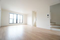 大きな掃き出し窓のあるリビングは、陽光あふれる明るい空間です。ゆったりと寛げる憩いの場となりそうです。