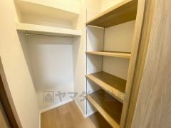 洋室にはハンガーパイプ付きのウォークインクローゼットが設けられています。たっぷり収納できるので衣替えの心配もいりませんね＾＾