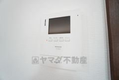 防犯はもちろん、セールスマン対策にもなるモニター付きインターホンです。お子さん1人での留守番時にも活躍しそうです。