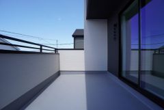 広々としたバルコニー。 天気のいい日にはお布団もまとめて干せそうですね＾＾