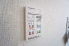 浴室暖房乾燥機付き。天候に左右されず、いつでも好きなときに洗濯物を干せるので、仕事や家事で忙しい方に重宝します。