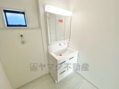 三面鏡裏収納付き洗面化粧台です＾＾ 歯磨きセットやスキンケア用品などの収納に便利ですね。