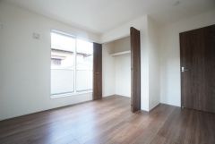 暖かい日差しが差し込む洋室。たっぷり収納できるクローゼット付きでお部屋の中をすっきりと快適に保てます。