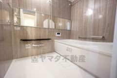 1日の疲れを癒すくつろぎのバスルーム。足を伸ばしてもゆったりと入れるサイズです。お子様と一緒にお風呂に入っても狭くないですね＾＾
