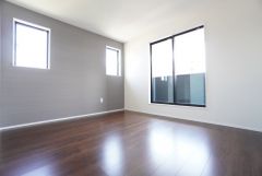 8帖。主寝室としてお使いいただけそうなこちらのお部屋は、日当たりが良く、爽やかな風を感じて起きる朝は、快適生活の始まりに。