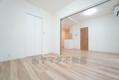 主寝室としてお使いいただけそうなこちらのお部屋は、日当たりが良く、爽やかな風を感じて起きる朝は、快適生活の始まりに。 