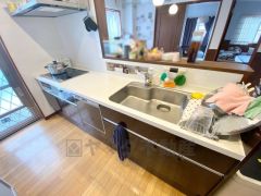 対面式キッチンなのでリビングにいるご家族とコミュニケーションを取りながら洗い物や、お料理が楽しめそうですね＾＾ 