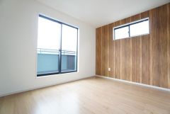 住む人のこだわりを活かす洋室。日当たりがよく、寝室としての利用もおすすめ。広めのウォークインクローゼットには荷物をすっきり片付けられ、ゆとりのある暮らしが出来ます＾＾