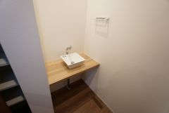 1階のホールには手洗い場が設けられています。