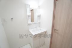 清潔感あふれるシンプルな洗面化粧台。 使いやすい広さのボウルと収納付きで、毎日の身支度もスムーズに。