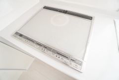汚れてもサッとふける、お手入れのしやすいIHクッキングヒーター。オール電化なので経済的です。
