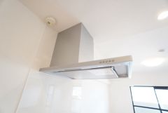 お手入れが簡単なスリム型レンジフードです。調理により発生する油煙や臭いを吸い込み、屋外へ排気してくれます。