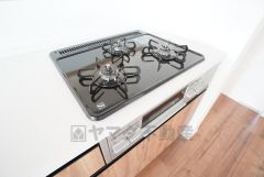 3種類の料理が同時に調理できる、3口ガスコンロ。忙しい夕食の支度時間が短縮できて効率よくお料理が楽しめます。