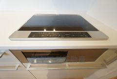 火事の心配が少なくなる、3口ＩＨコンロ。お掃除も拭き取るだけで楽々です＾＾