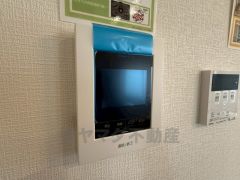 防犯はもちろん、セールスマン対策にもなるモニター付きインターホンです。お子さん1人での留守番時にも活躍しそうです。